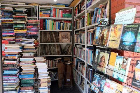 interior de sebo com inúmeros livros. #paratodosverem