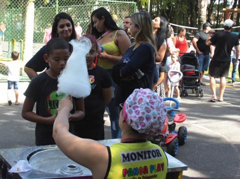 menino ganha algodão doce #paratodosverem