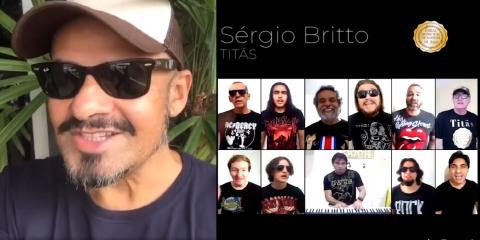 O músico Sergio Britto do lado esquerdo da tela e os músicos do outro. #paratodosverem