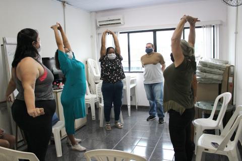 Servidores realizam alongamento em sala #paratodosverem