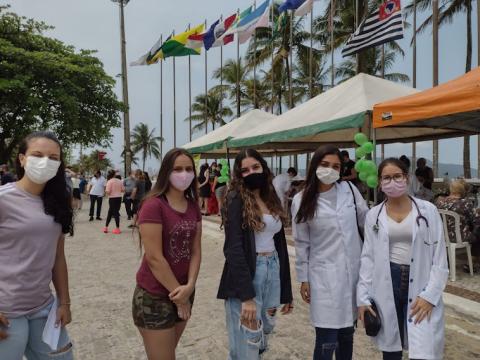 Jovens posam para foto na frente das barracas #paratodosverem