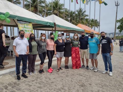 Pessoas posando para foto na frente da barraca #paratodosverem