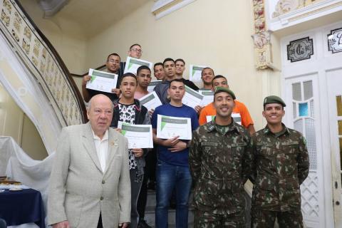 Jovens exibem certificados do curso. #paratodosverem