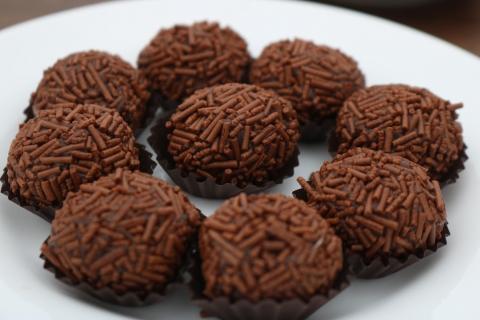 Prato com brigadeiros. #paratodosverem