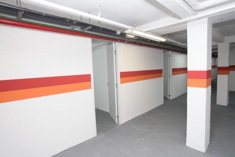 vista da área com salas, colunas e pintura em faixas nas cores que identificam o samu, vermelho e laranja. #paratodosverem