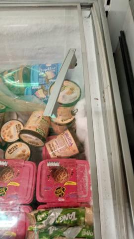 freezer com produtos. #paratodosverem