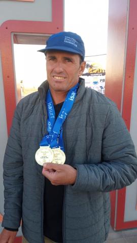 atleta com duas medalhas no peito #paratodosverem