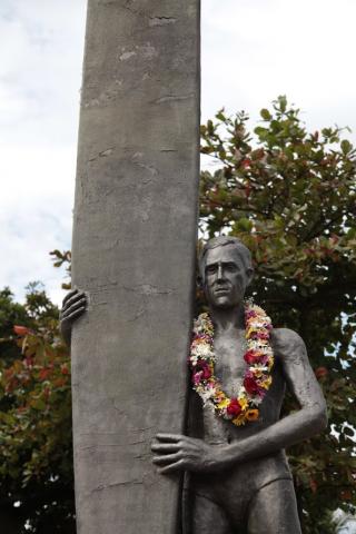 estátua do surfista com colar havaiano. #paratodosverem