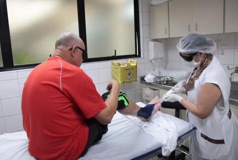 enfermeira atende paciente no pé #paratodosverem