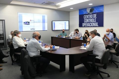 autoridades reunidas em mesa #paratodosverem