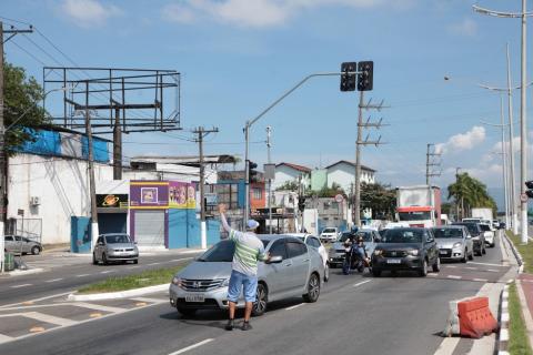 agente da cet orienta fila de carros #paratodosverem  