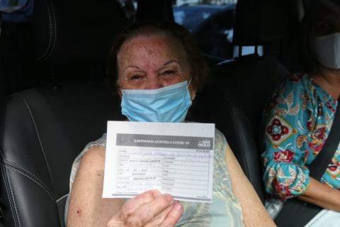 idosa mostra certificado #paratodosverem 