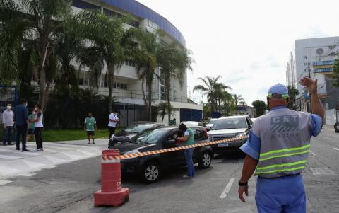 fila de carros orientada por agente da cET #paratodosverem 