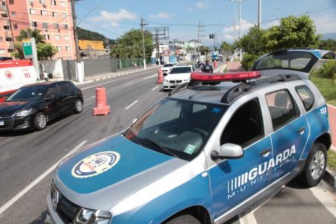 carro da guarda parado no bloqueio #paratodosverem  