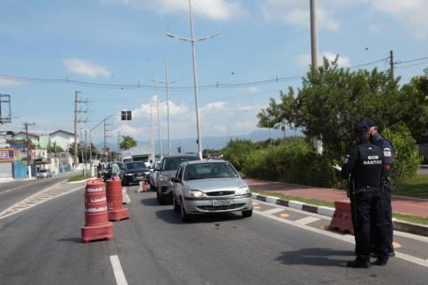 fila de carros no bloqueio e dois guardas na frente #paratodosverem  