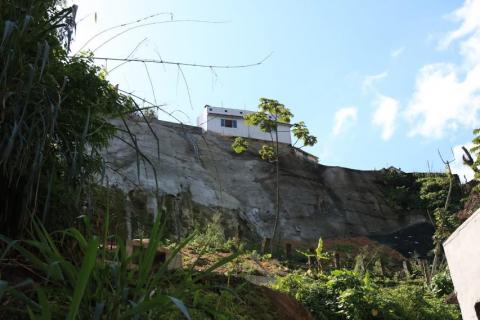 encosta com obra já pronta #paratodosverem 