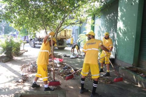 operários limpam calçada #paratodosverem