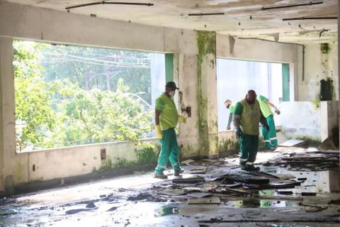 operários limpam o prédio #paratodosverem