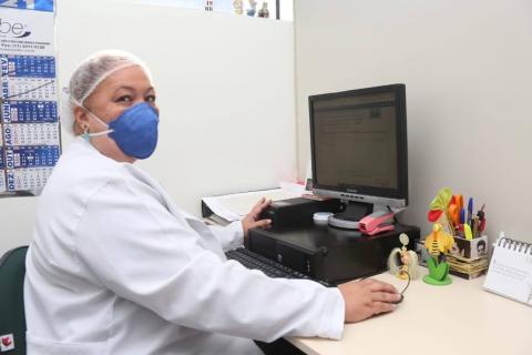 enfermeira no computador #paratodosverem