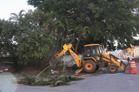 máquina atuando na obra #paratodosverem