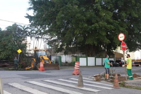 máquina e operários atuando na obra  #paratodosverem