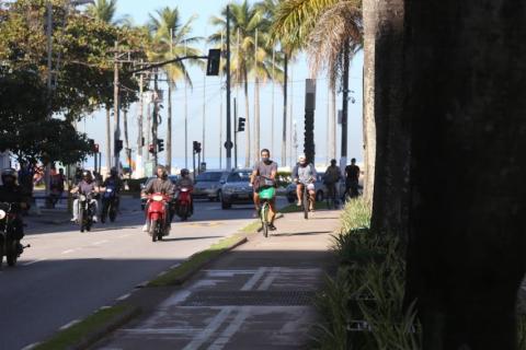 pessoas de bicicleta na ciclovia #paratodosverem