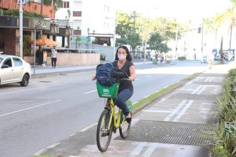mulher de bicicleta na ciclovia #paratodosverem