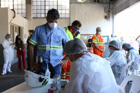 portuário faz ficha de vacinação #paratodosverem