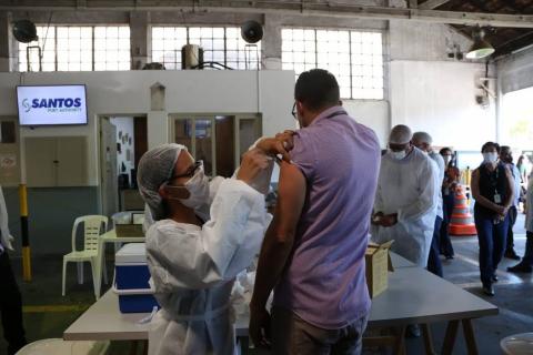 enfermeira vacina portuário #paratodosverem