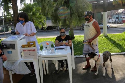 dono aguarda com cachorro para vacinar #paratodosverem