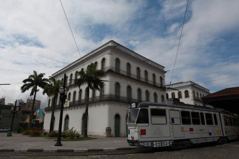 bonde passa na frente de museu pelé #paratodosverem