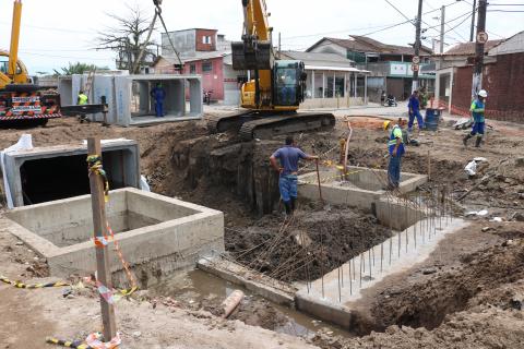 homens e máquinas atuando na obra #paratodosverem 