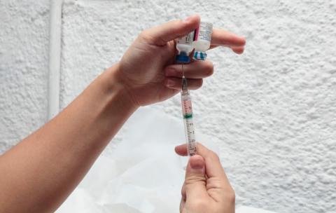 seringa é enchida com vacina #paratodosverem 