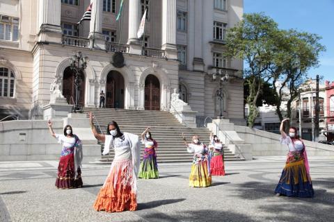 ciganas dançam na praça #paratodosverem