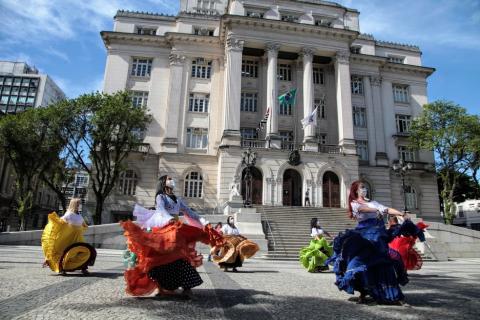 ciganas dançam na praça #paratodosverem