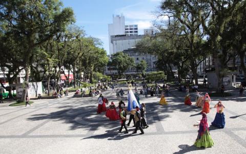 apresentação na praça dos ciganos #paratodosverem