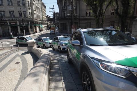 Táxis perfilados na rampa da prefeitura #paratodosverem