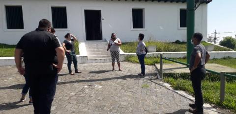 Pessoas conversam na frente da igreja #paratodosverem