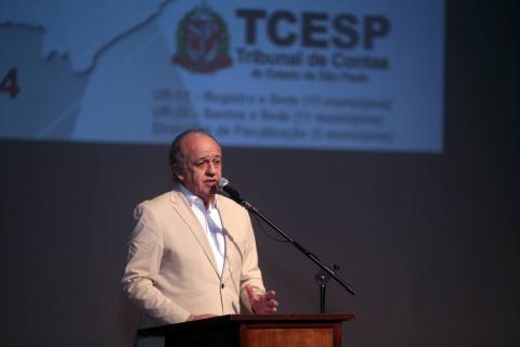 O presidente do TCESP, Dimas Ramalho, fala ao microfone. #paratodosverem