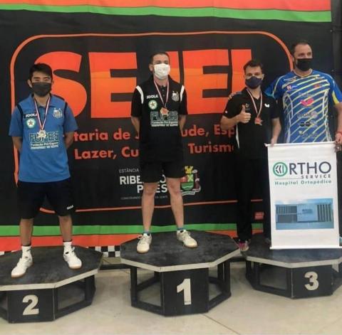Isaac Zauli no primeiro lugar no pódioe Emerson Maeda no segundo. #paratodosverem