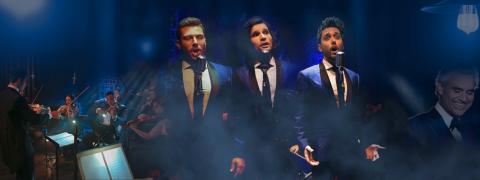 Três homens cantando no palco. #paratodosverem