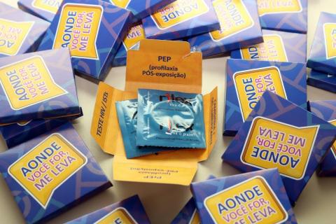 preservativos espalhados sobre uma mesa. #paratodosverem