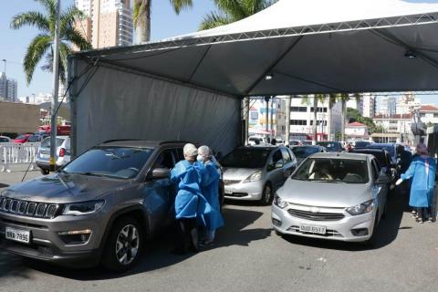 Carros em fila em drive thru com pessoas sendo testadas. #Paratodosverem