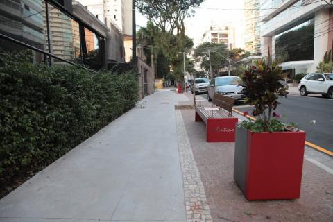 floreira, banco e calçada de concreto desempenado. #paratodosverem