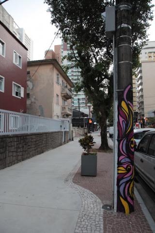 poste decorado com pintura. #paratodosverem