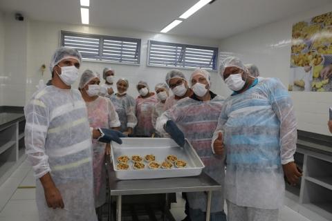 alunos posam para foto rodeando as tortas já prontas