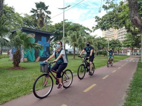 ciclistas pedalam por ciclovia na orla. #paratodosverem