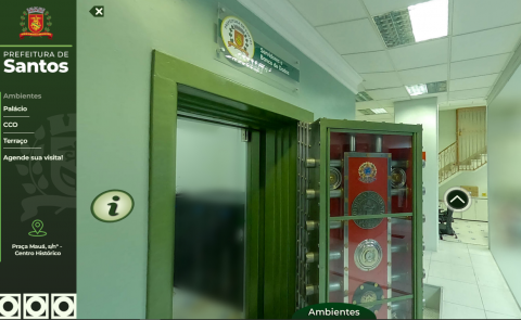 imagem virtual de cofre com porta de ferro decorada. #paratodosverem