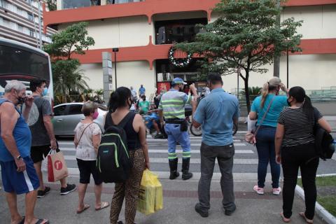 agente da cet orienta para transito enquanto pessoas atravessam #paratodosverem