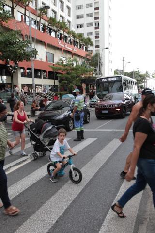 agente da cet orienta para transito enquanto pessoas atravessam #paratodosverem